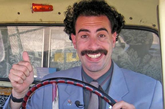 Un primo piano di Sacha Baron Cohen in una scena di Borat: Subsequent Moviefilm