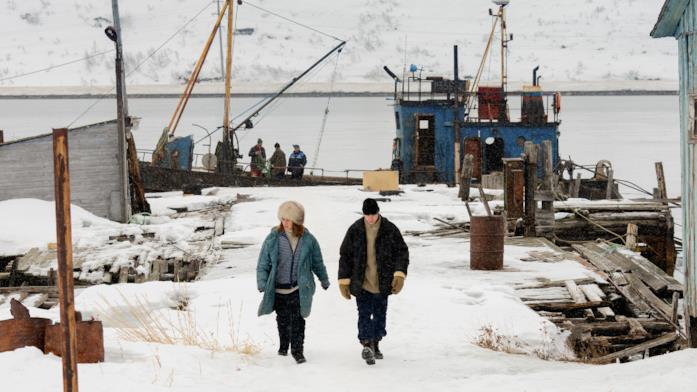 Sulla neve di Murmansk i due protagonisti camminano