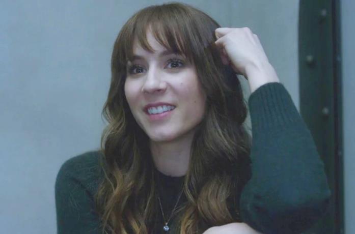 Alex Drake è A.D./Uber A Primo piano di Troian Bellisario