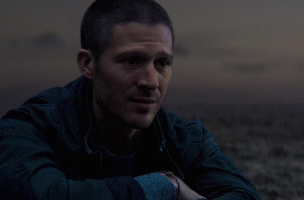 Zach Gilford presta il volto a Riley Flynn Riley Flynn muore nel quinto episodio di Midnight Mass