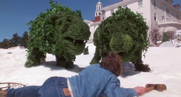 Le siepi a forma di animali si animano e attaccano Jack Torrance fuori dall'hotel ("Stephen King's The Shining") Le siepi a forma di animali si animano e attaccano Jack Torrance fuori dall'hotel ("Stephen King's The Shining")