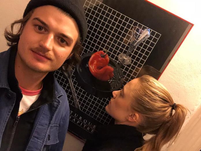 Joe Keery con la fidanzata Maika Monroe Joe Keery con la fidanzata davanti a un quadro