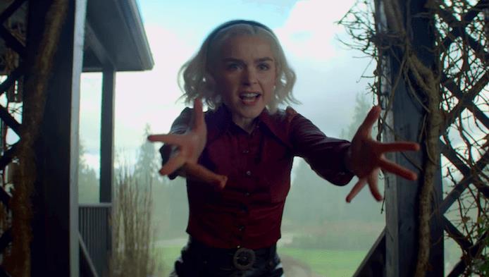 Una scena tratta dalla serie TV Le terrificanti avventure di Sabrina Sabrina utilizza i propri poteri