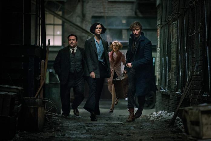 Una scena di Animali fantastici e dove trovarli Il magizoologo Newt Scamander con Tina, Jacob e Queenie