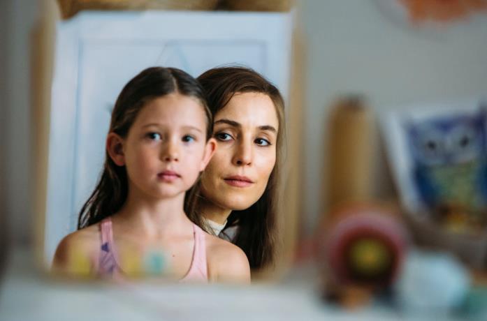 Lizzie (Noomi Rapace) e la piccola Lola in Angel of Mine