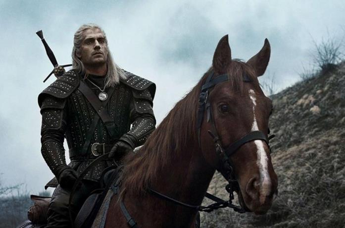 Geralt di Rivia e Rutilia nella serie TV The Witcher su Netflix