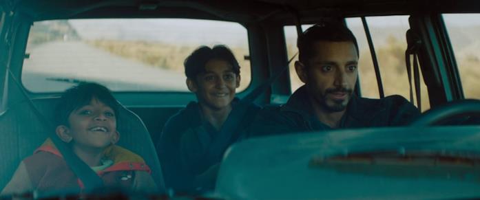 Aditya Geddada, Lucian-River Chauhan e Riz Ahmed in una scena del film Encounter