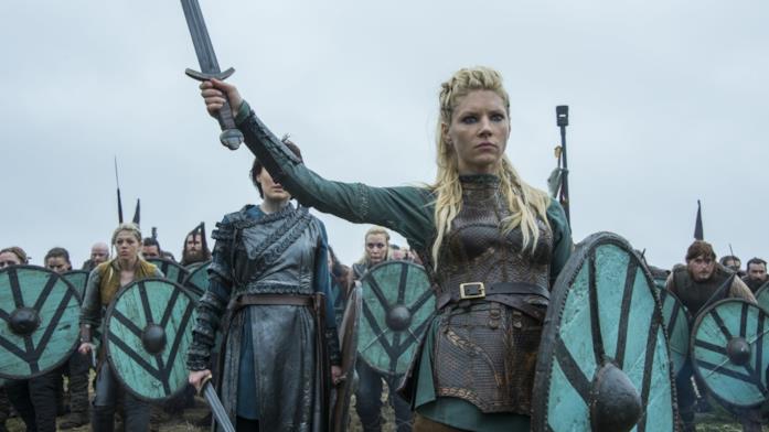 Lagertha in battaglia in Vikings Katheryn Winnick in battaglia in una scena di Vikings