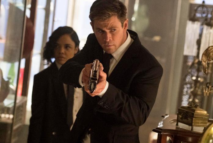 I Men in Black nel 2019 M e H ispezionano un negozio
