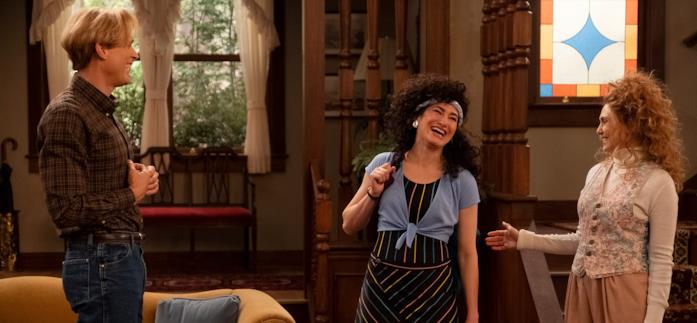 Una scena allegra da sit-com che però nasconde tanti segreti... Visione, Agnes e Wanda in WandaVision, interpretati da Paul Bettany, Kathryn Hahn ed Elizabeth Olsen