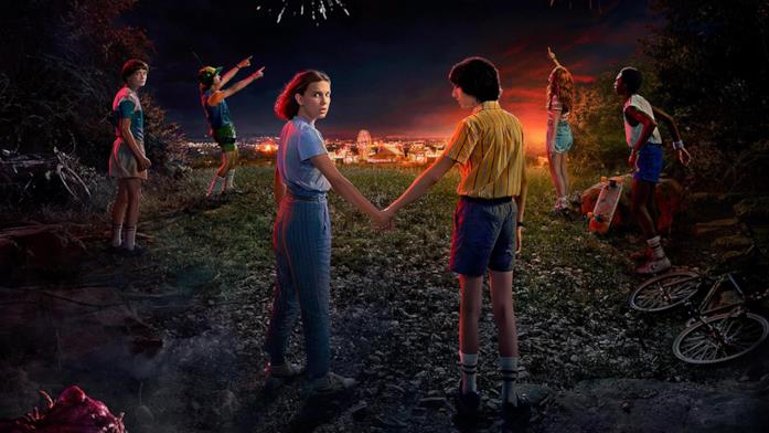 Il cast di Stranger Things Il cast di Stranger Things guarda i fuochi d'artificio
