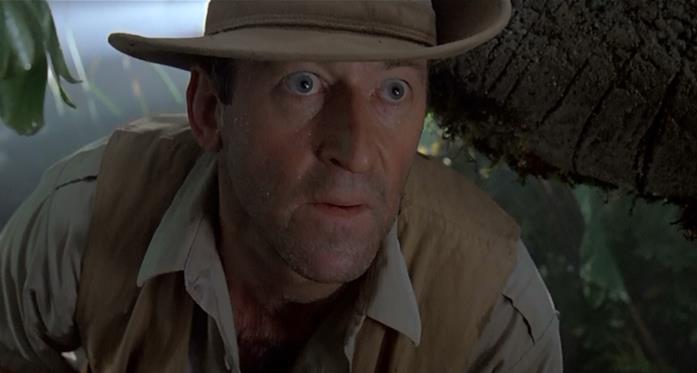 Muldoon è un cacciatore di grande esperienza Robert Muldoon viene sopraffatto da un Velociraptor