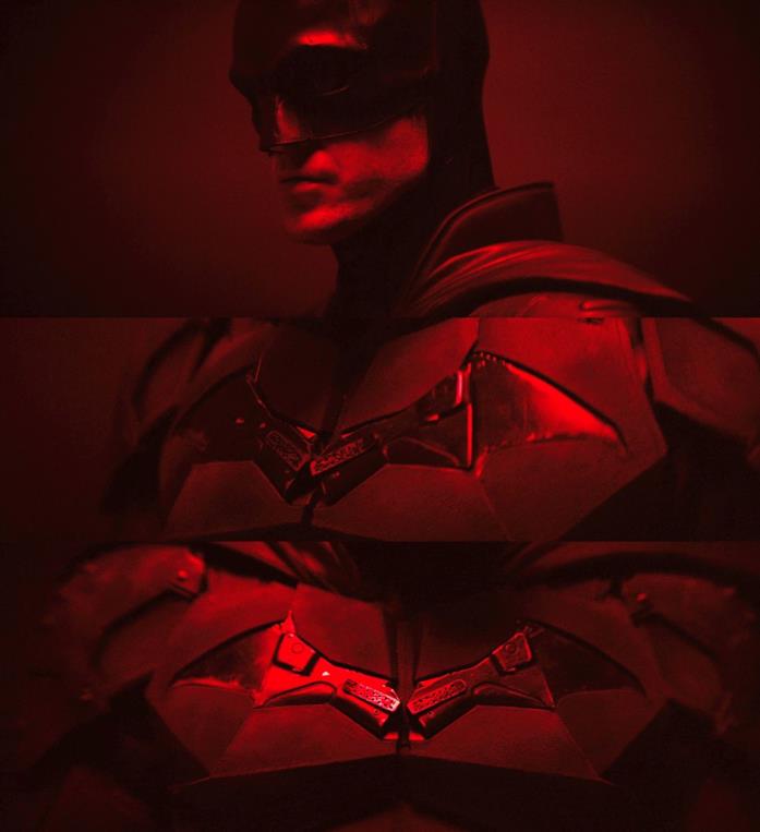 Cambia aspetto il logo di Batman sul costume di Robert Pattinson per The Batman In primo piano il nuovo logo di Batman sul costume indossato da Robert Pattinson