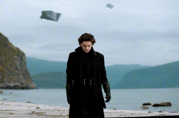 Paul Atreides cammina su una spiaggia di Caladan