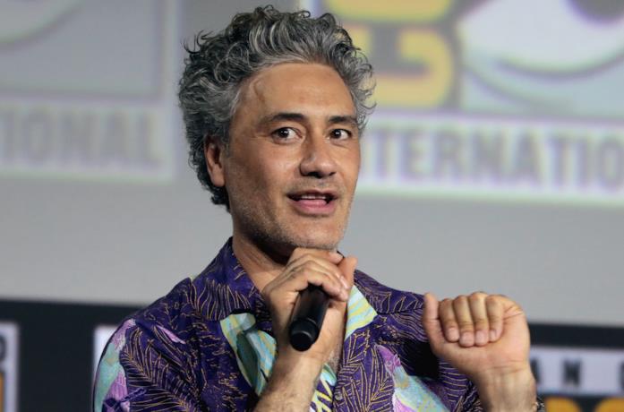 Primo piano di Taika Waititi