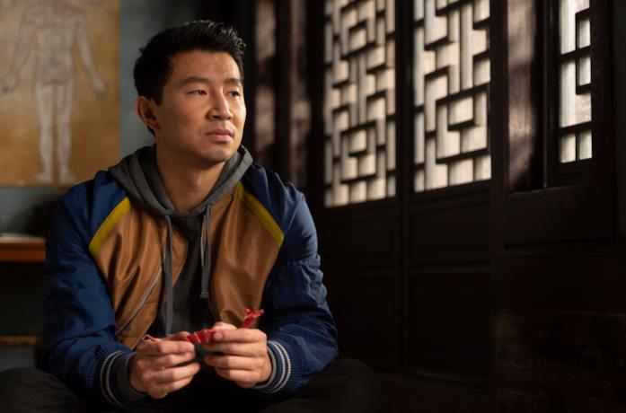 Shang-Chi con un origami drago