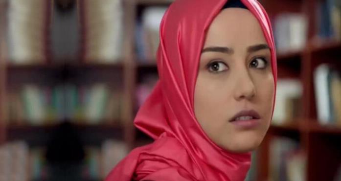 Özge Gürel in una scena di Huzur Sokağı Huzur Sokağı, Özge Gürel nel ruolo di Melisa