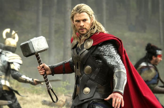 Thor con la sua arma Mjølnir