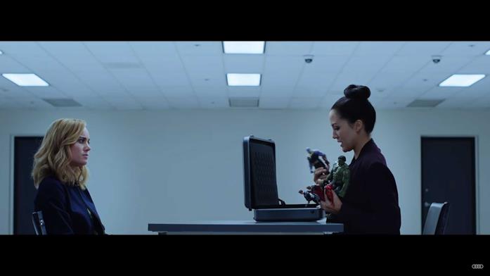 Carol alle prese con un fondamentale debriefing nello spot Audi Captain Marvel viene aggiornata sull'attuale situazione nello spot Audi
