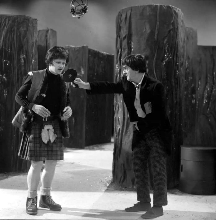 Patrick Troughton, il secondo Dottore Patrick Troughton sul set di Doctor Who insieme a Hamish Wilson