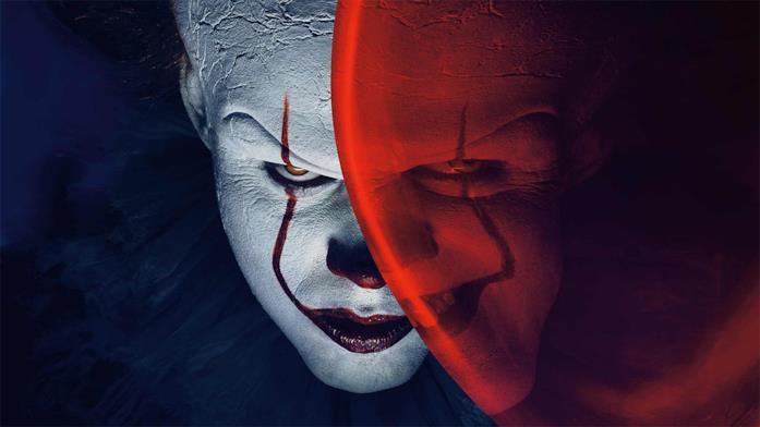 Pennywise, il pagliaccio assassino, copre il proprio volto con un palloncino