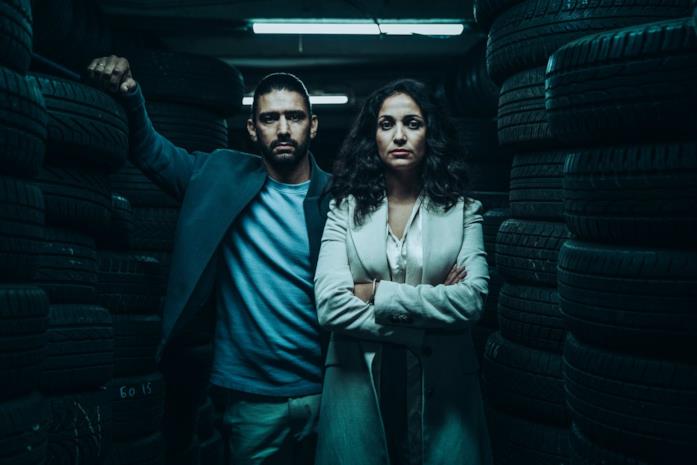 Rapinatori: La serie, tutto quello che devi sapere sull'adrenalinico polar Netflix Salim Kechiouche e Nabiha Akkari in una scena di Rapinatori: La serie