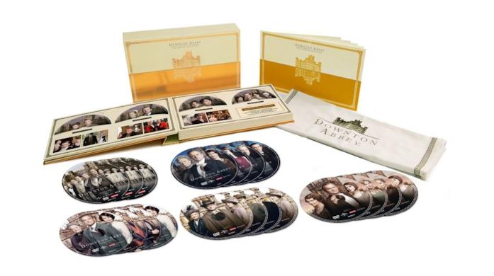 Downton Abbey, il cofanetto natalizio da collezione Vista dell'interno del cofanetto di Downton Abbey