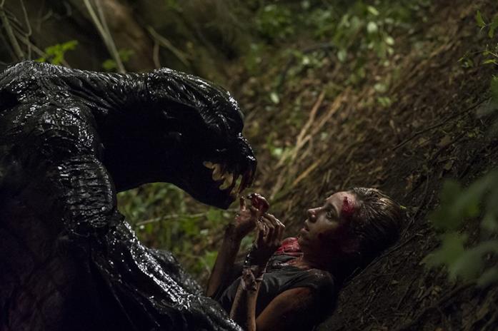 The Monster: il film del 2016 e la sua terrificante creatura Zoe Kazan attaccata dal mostro in una scena del film The Monster