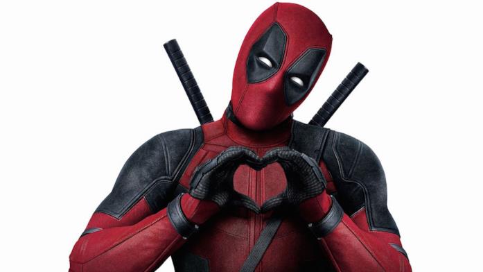 Ryan Reynolds in costume da Deadpool fa il famoso gesto del cuore