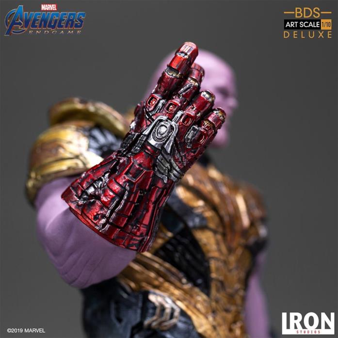 La statua di Thanos di Iron Studios - dettaglio guanto dell'infinito La statua di Thanos di Iron Studios - il dettaglio del guanto dell'infinito