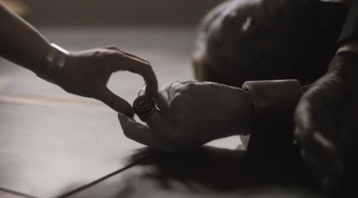 Alba Cremisi sarà presente in The Book of Boba Fett? La mano di Qi'ra che prende l'anello di Alba Cremisi