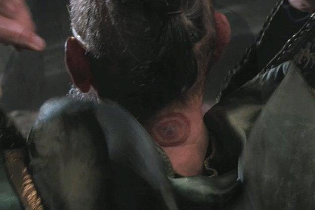 Lo scudo di Capitan America: le cose da sapere Lo scudo di Cap tatuato sul collo del finto Mandarino