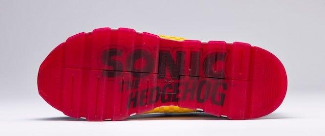 La suola delle scarpe dedicate a Sonic Il logo di Sonic campeggia sulla suola delle scarpe