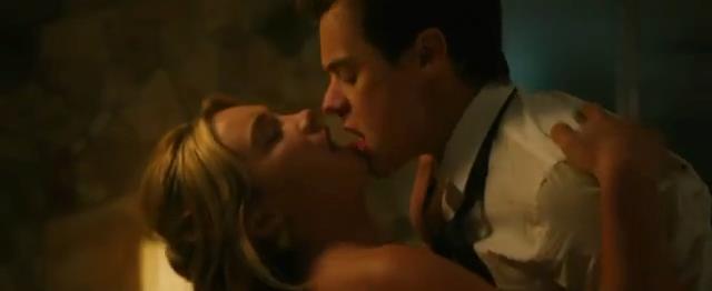 Il bacio tra Alice e Jack in Don't Worry Darling Harry Styles e Florence Pugh in una scena romantica di Don't Worry Darling