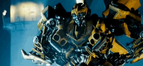 Bumblebee applaude il suo nuovo look in una sequenza tratta da Transformers