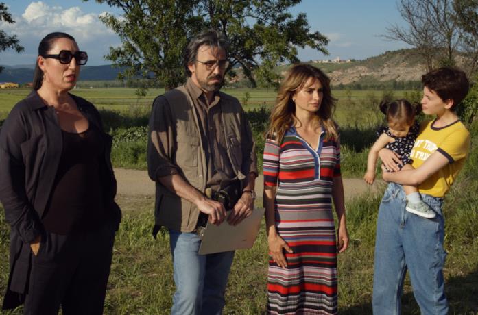 Il cast di Madres Paralelas di fronte alla fossa comune