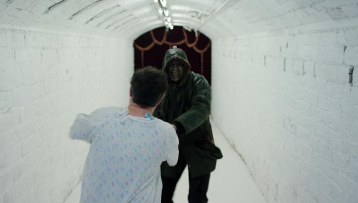 Callahan e Philip Callahan trascina Philip per un tunnel alla fine del quale si trova il letto d'ospedale