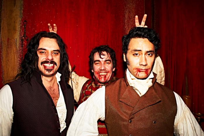 Una scena tratta dal film Vita da vampiro I tre vampiri si scatano alcune foto