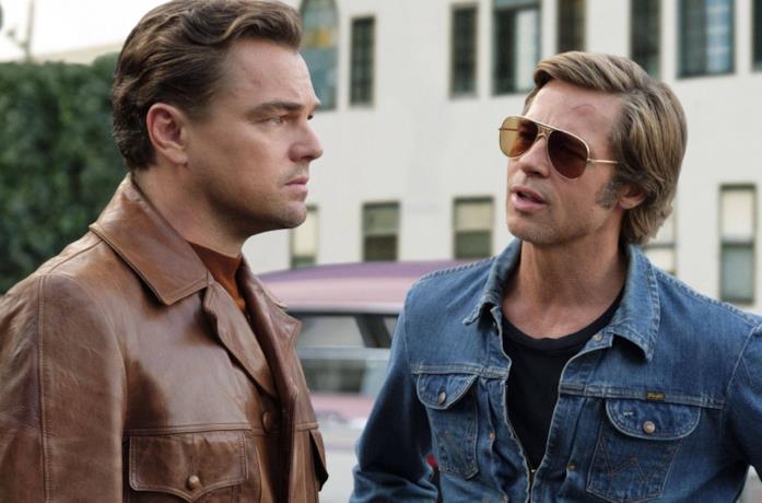 Leonardo DiCaprio e Brad Pitt in una scena di C'era una volta... a Hollywood