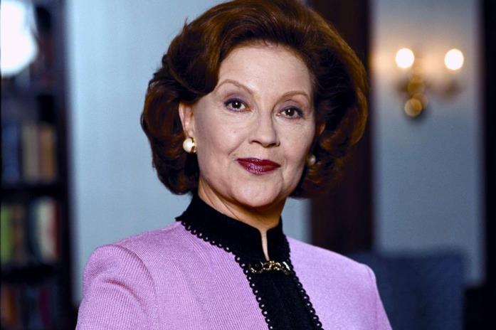 Emily Gilmore Emily Gilmore è la madre di Lorelai in Una mamma per amica