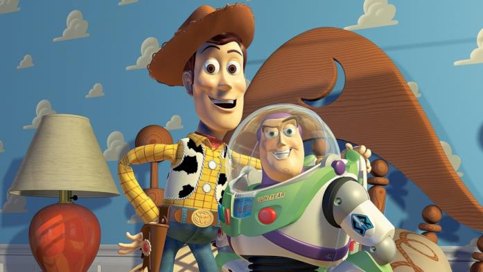 Toy Story (1998) Woody e Buzz si abbracciano sorridenti