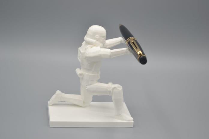 Star Wars, il portapenna di Darth Vader è davvero imperdibile Il portapenna bianco dello Stormtrooper