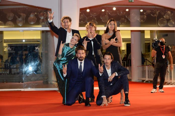 Mandibules - il cast Il cast di Mandibules fa il gesto del Toro sul red carpet
