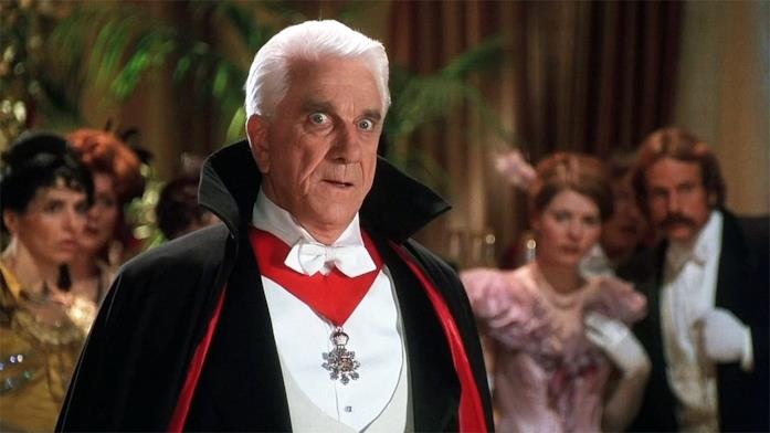 Leslie Nielsen ha interpretato il Conte Dracula in Dracula morto e contento Un'immagine che ritrae Leslie Nielsen nei panni del Conte Dracula