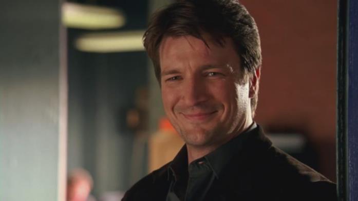Richard Castle, scrittore e collaboratore della polizia di New York in Castle Nathan Fillion sorridente