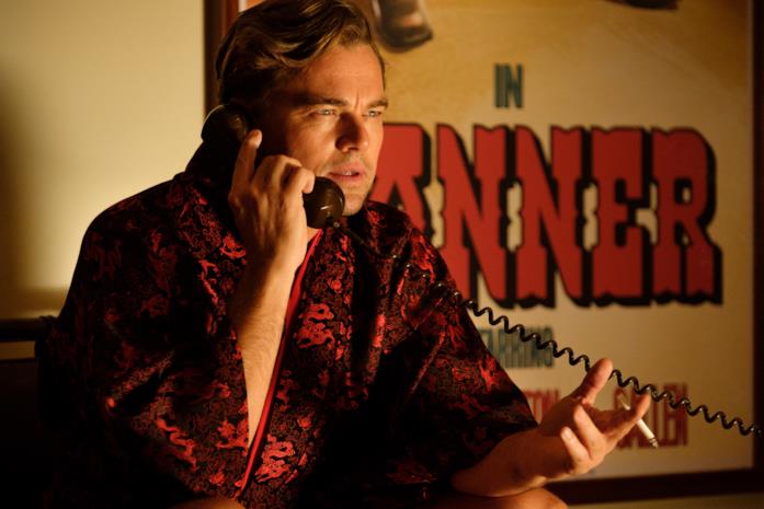 Leonardo DiCaprio in vestaglia, al telefono in C'era una volta a... Hollywood