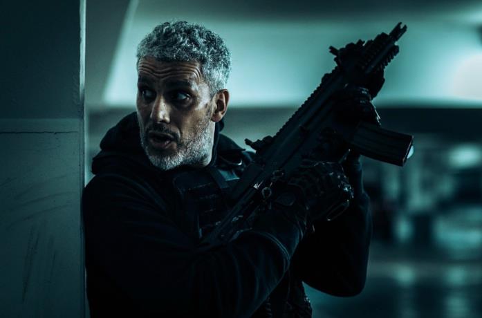 Sami Bouajila in una scena di Rapinatori: La serie