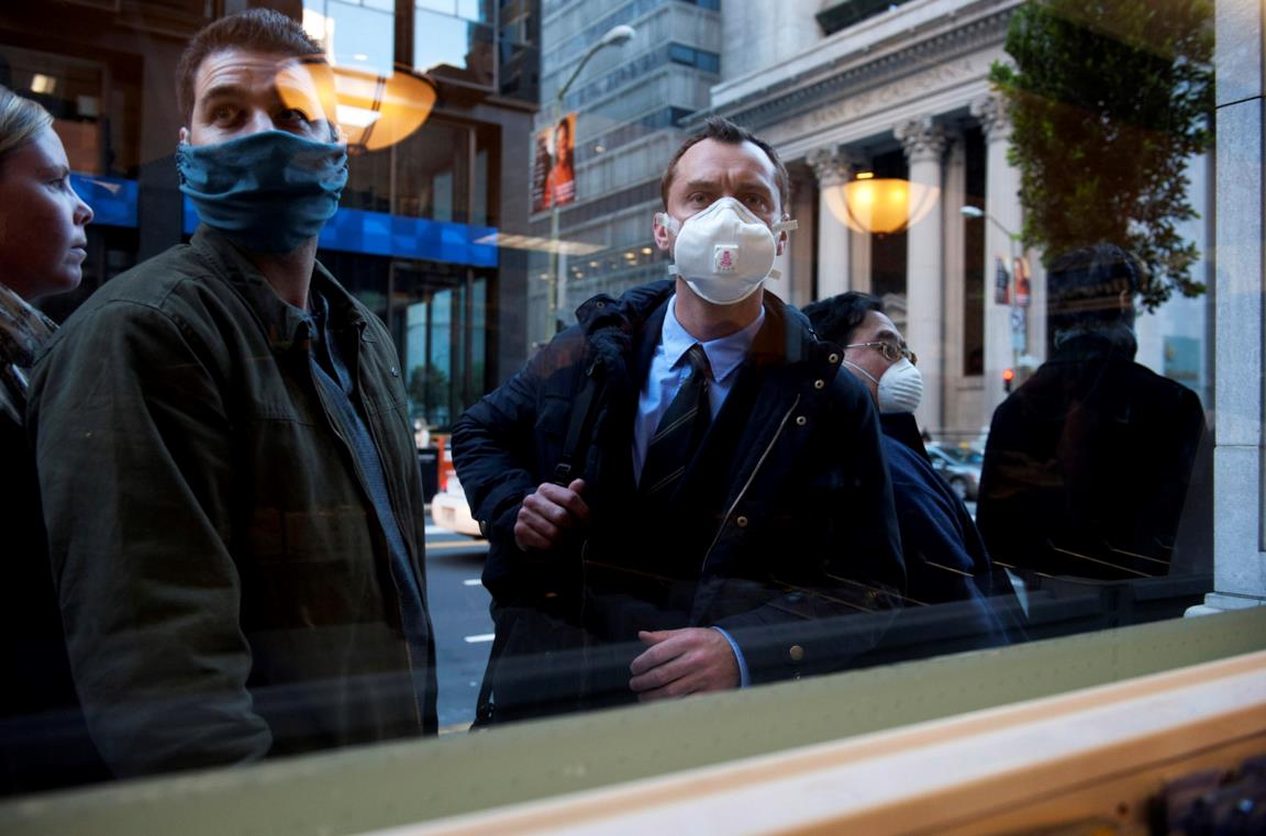 Un'immagine di Jude Law come Alan Krumwiede in Contagion.
