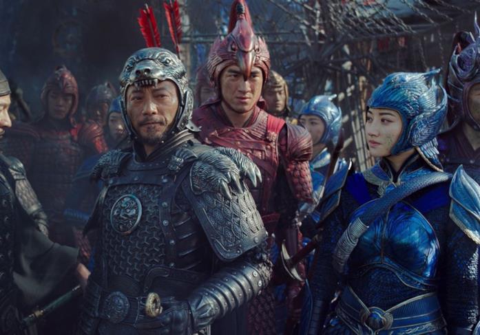 The Great Wall Le star cinesi indossano armature colorate in una scena del film