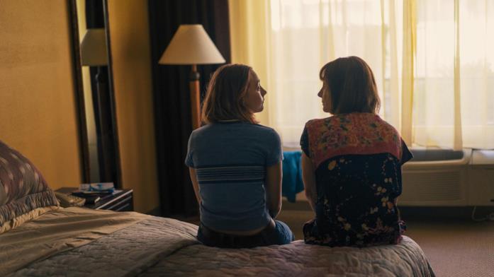 Lady Bird e Marion Lady Bird e Marion sedute sul bordo di un letto